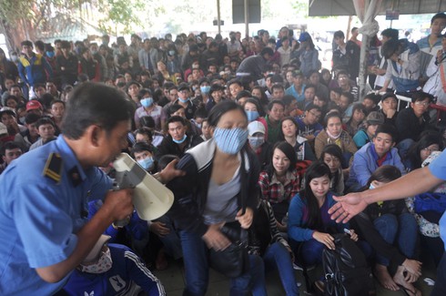 TP.HCM: Hàng trăm người dân “phát khóc” khi không mua được vé về quê ăn Tết - ảnh 2