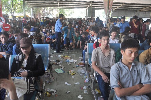 TP.HCM: Hàng trăm người dân “phát khóc” khi không mua được vé về quê ăn Tết - ảnh 4