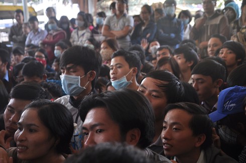 TP.HCM: Hàng trăm người dân “phát khóc” khi không mua được vé về quê ăn Tết - ảnh 5