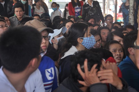 TP.HCM: Hàng trăm người dân “phát khóc” khi không mua được vé về quê ăn Tết - ảnh 6