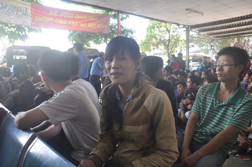 TP.HCM: Hàng trăm người dân “phát khóc” khi không mua được vé về quê ăn Tết - ảnh 9