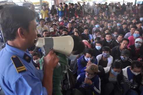 TP.HCM: Hàng trăm người dân “phát khóc” khi không mua được vé về quê ăn Tết - ảnh 7