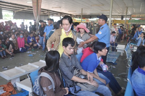 TP.HCM: Hàng trăm người dân “phát khóc” khi không mua được vé về quê ăn Tết - ảnh 8