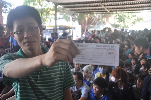 TP.HCM: Hàng trăm người dân “phát khóc” khi không mua được vé về quê ăn Tết - ảnh 10