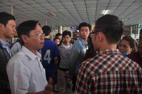 TP.HCM: Hàng trăm người dân “phát khóc” khi không mua được vé về quê ăn Tết - ảnh 12