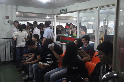 TP.HCM: Hàng trăm người dân “phát khóc” khi không mua được vé về quê ăn Tết - ảnh 13