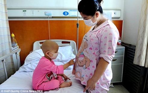 Cứu con sắp chết, mẹ cố đẻ thêm - ảnh 1