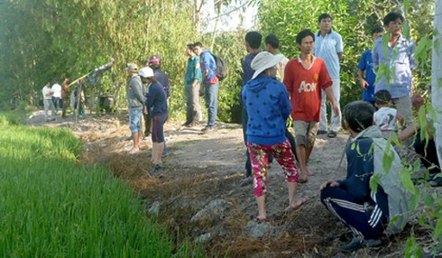 Phát hiện thi thể 1 phụ nữ dưới ruộng - ảnh 1