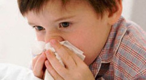 Bé sổ mũi kéo dài phải làm gì? - ảnh 1