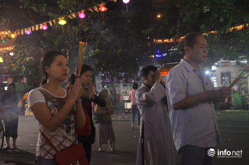 Chùm ảnh: Người dân TP.HCM đổ về chùa Vĩnh Nghiêm cầu an lành - ảnh 10