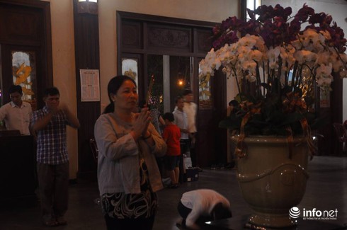 Chùm ảnh: Người dân TP.HCM đổ về chùa Vĩnh Nghiêm cầu an lành - ảnh 11