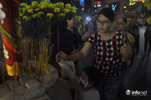 Chùm ảnh: Người dân TP.HCM đổ về chùa Vĩnh Nghiêm cầu an lành - ảnh 6