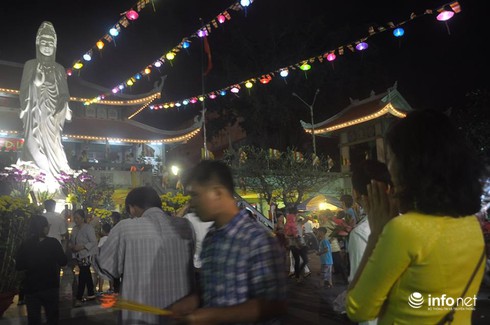 Chùm ảnh: Người dân TP.HCM đổ về chùa Vĩnh Nghiêm cầu an lành - ảnh 8