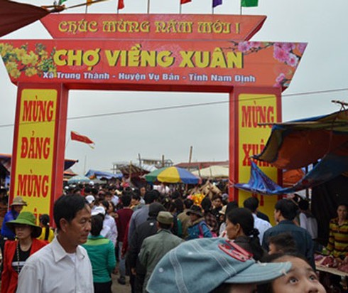 Vã mồ hôi ở phiên chợ “bán rủi cầu may” - ảnh 1