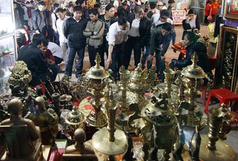 Vã mồ hôi ở phiên chợ “bán rủi cầu may” - ảnh 2