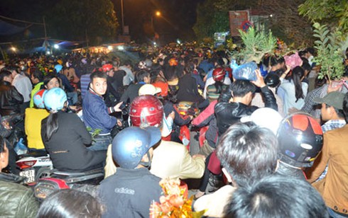 Vã mồ hôi ở phiên chợ “bán rủi cầu may” - ảnh 5