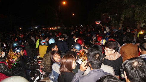 Vã mồ hôi ở phiên chợ “bán rủi cầu may” - ảnh 6