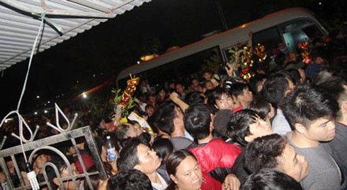 Vã mồ hôi ở phiên chợ “bán rủi cầu may” - ảnh 7