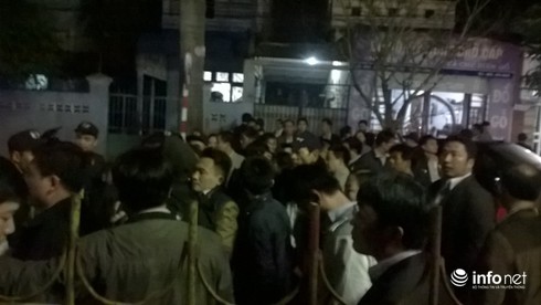 Hàng vạn người chen lấn xô đẩy tại lễ khai ấn Đền Trần - ảnh 2