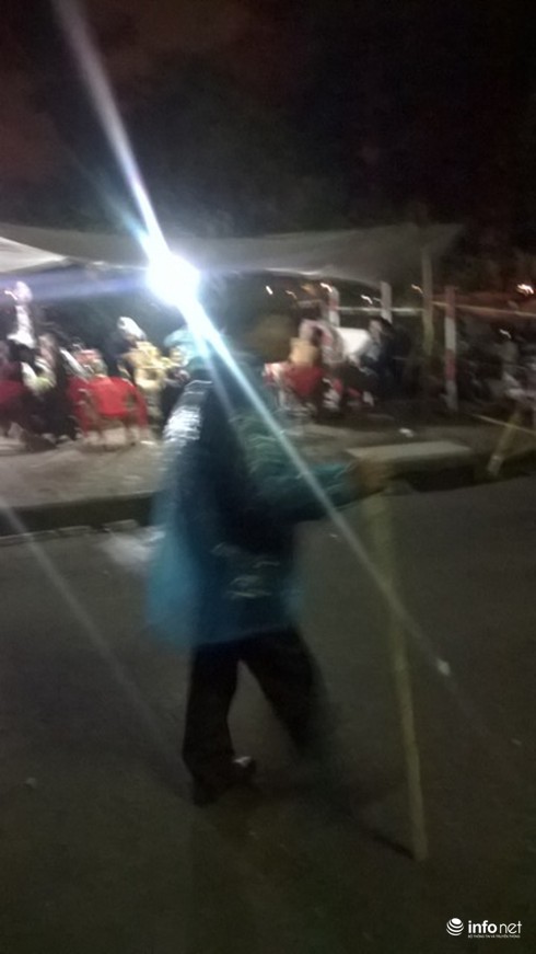 Hàng vạn người chen lấn xô đẩy tại lễ khai ấn Đền Trần - ảnh 4