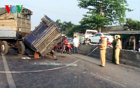 Xe khách đâm xe tải, 5 người trọng thương - ảnh 1