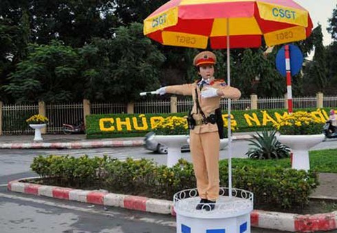 Những 'bóng hồng' điều tiết giao thông ở Hà Nội
