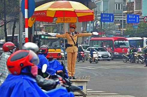 Những 'bóng hồng' điều tiết giao thông ở Hà Nội