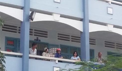 Một học sinh tử vong ngay trước cửa lớp học - ảnh 1