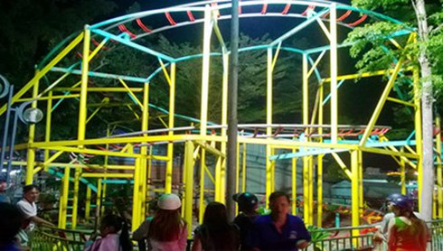 Tàu lượn rơi khỏi đường ray, 2 em nhỏ văng xuống đất - ảnh 1