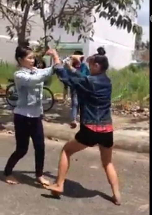 Nữ sinh miền Tây lại đánh nhau - ảnh 1