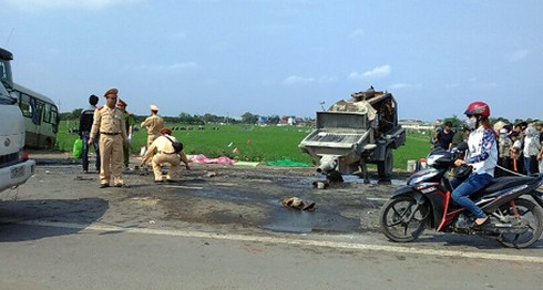 Hà Nội: Hai xe khách tông nhau, 5 người tử vong - ảnh 8