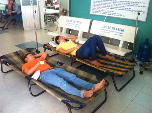 TP.HCM: Hơn 300 công nhân ngộ độc lạ sau bữa ăn - ảnh 1