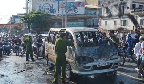 Xe ô tô bốc cháy dữ dội trên cầu Quay, TP. Mỹ Tho - ảnh 1