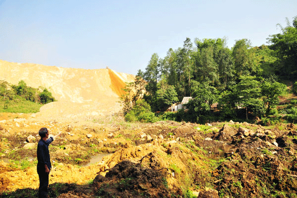 Treo “bom đất” trên nhà dân - ảnh 1