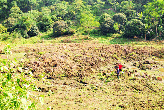 Treo “bom đất” trên nhà dân - ảnh 2