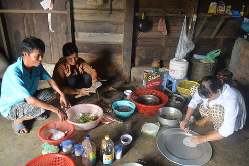 Nhà nghèo ăn mì gói, trúng thưởng 3 cây vàng - ảnh 1