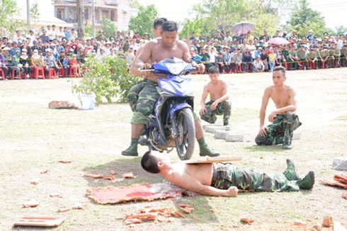 Xem bộ đội biên phòng đâm giáo vào yết hầu, nằm trên thủy tinh.... - ảnh 7