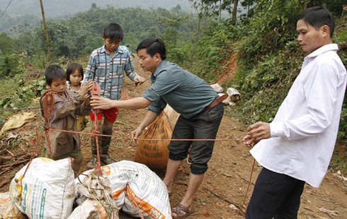 Dùng “cáp treo” vận chuyển nông - lâm sản - ảnh 12
