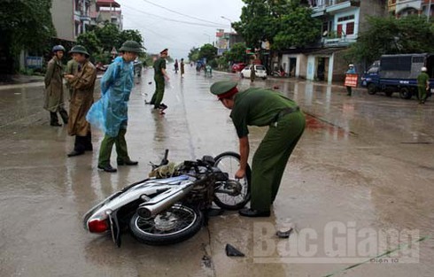 Lái xe ô tô bỏ chạy sau khi gây tai nạn chết người - ảnh 1