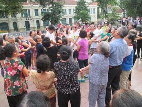 Khổ vì… Yoga “cười” ở vườn hoa Lý Thái Tổ?! - ảnh 1