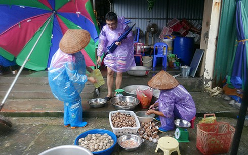 Làm gì khi đi du lịch bị mắc kẹt vì mưa bão - ảnh 2