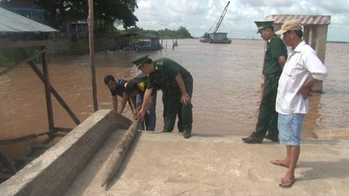 Phát hiện đầu đạn tên lửa ROKET dưới lòng sông - ảnh 1