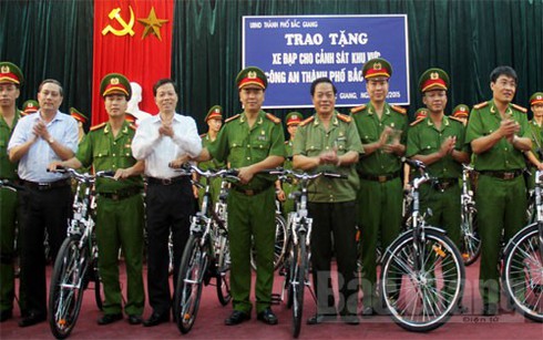 TP Bắc Giang: Trao tặng xe đạp cho cảnh sát khu vực - ảnh 1