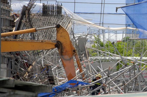 Sập giàn giáo tại một trường học ở Yên Bái, 2 người tử vong - ảnh 1