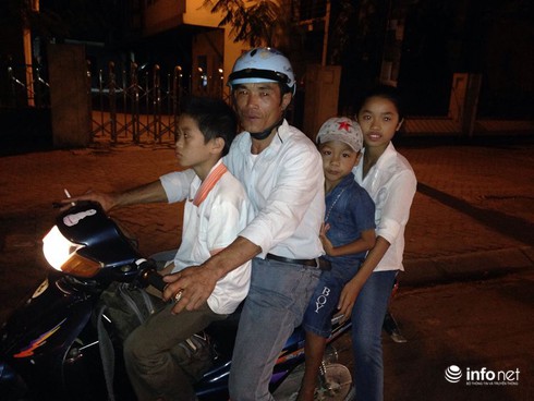 Những em bé còn ngậm bình sữa thức trắng đêm cùng mẹ đi xem Diễu binh 2/9 - ảnh 1