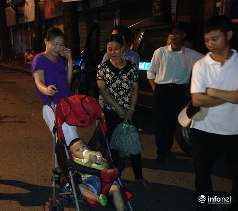 Những em bé còn ngậm bình sữa thức trắng đêm cùng mẹ đi xem Diễu binh 2/9 - ảnh 2