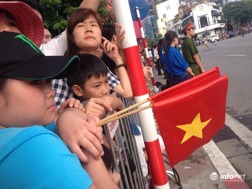 Những em bé còn ngậm bình sữa thức trắng đêm cùng mẹ đi xem Diễu binh 2/9 - ảnh 3