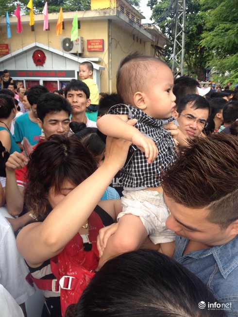 Những em bé còn ngậm bình sữa thức trắng đêm cùng mẹ đi xem Diễu binh 2/9 - ảnh 4