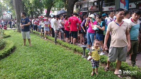 Những em bé còn ngậm bình sữa thức trắng đêm cùng mẹ đi xem Diễu binh 2/9 - ảnh 5