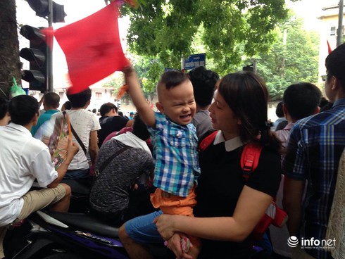 Những em bé còn ngậm bình sữa thức trắng đêm cùng mẹ đi xem Diễu binh 2/9 - ảnh 6